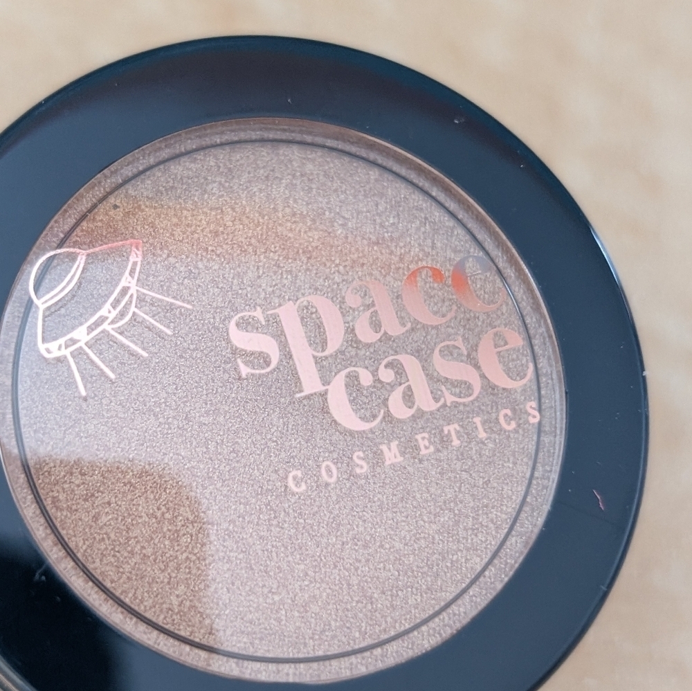 Space Case Cosmetic Hilighter, Gold Hue, New In Box - Picture 3 of 3